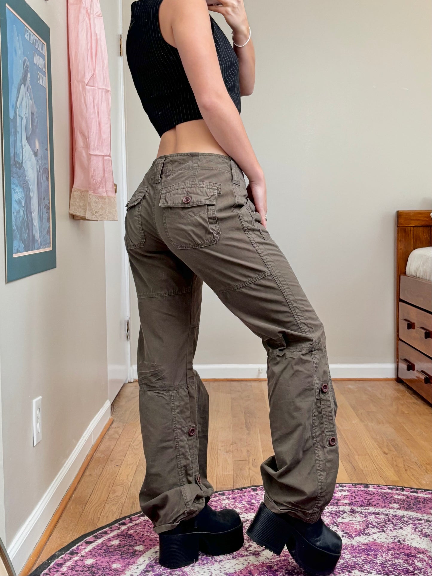 A&F 00’s Button Cargo | Size 33” Waist