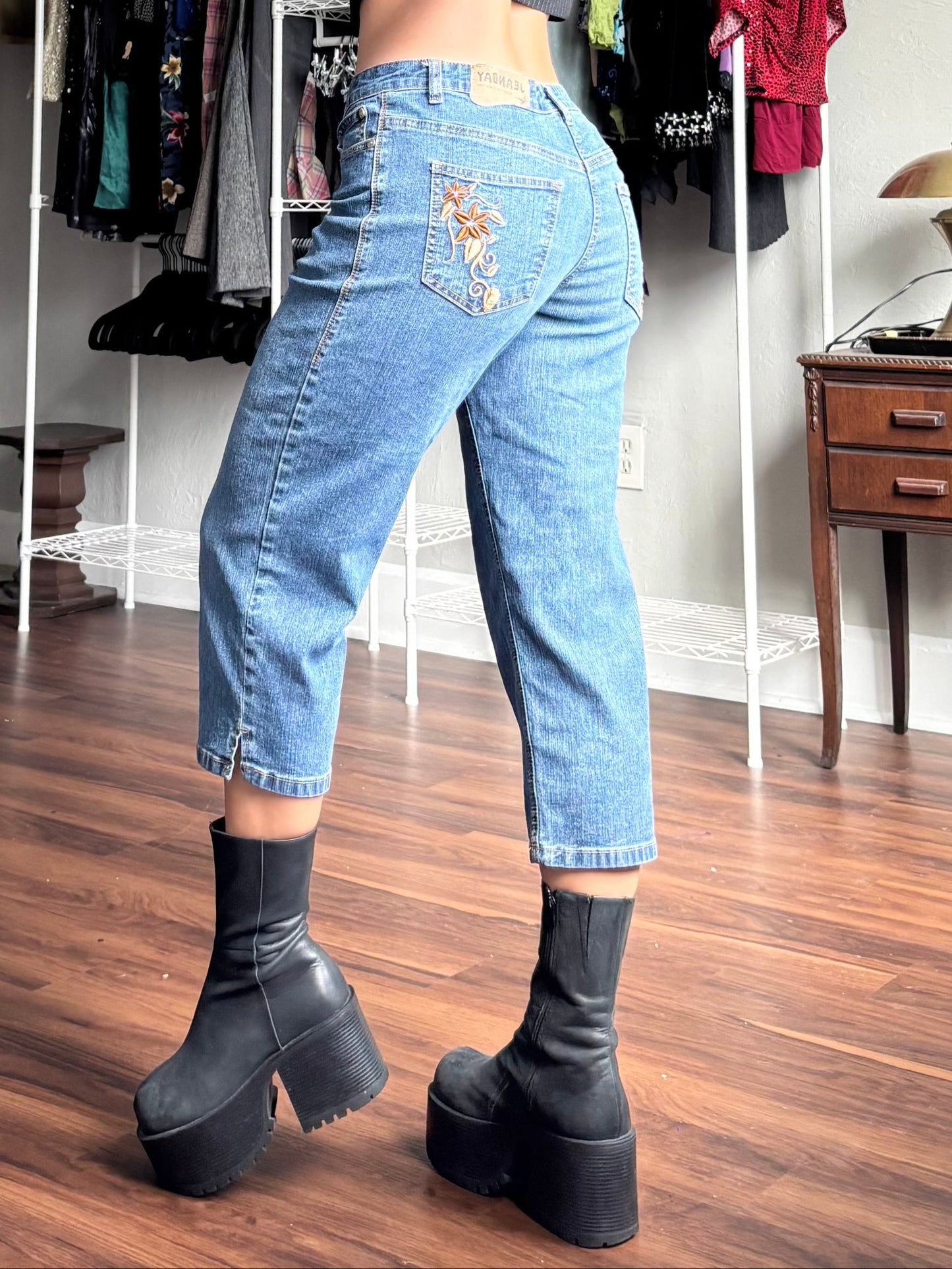 Jeanbay 00's Embroidered Capri | Size 29" Waist